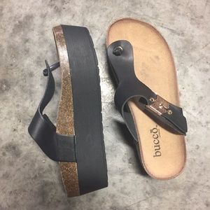 NWOT Bucco thong platform sandals size 7